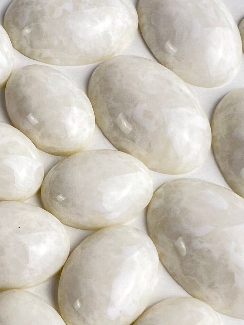 Lot of 26 Oval Cabochons Speckled Ivory White Flat Back Resin Plastic (2 Sizes)